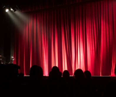 Nieśpiewający w musicalu – jak dorośli aktorzy z wadami wymowy odnajdują się w polskiej scenie musicalowej