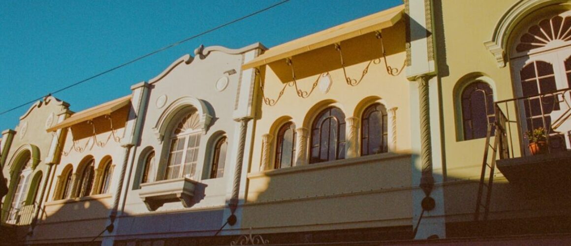 Czym różni się aktorstwo dramatyczne od musicalowego?