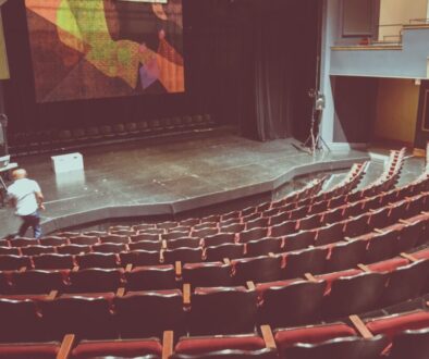 Gdzie obejrzeć musicale online? Przewodnik po legalnych źródłach